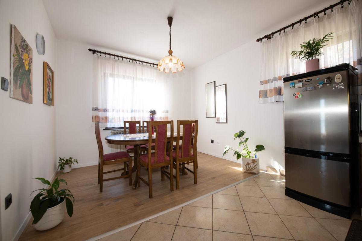 Apartman Elvis Ловран Экстерьер фото